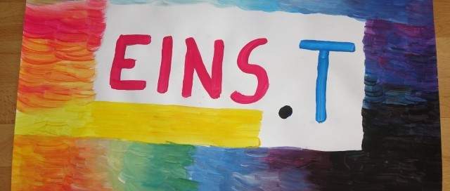 Malerei mit Regenbogenfarben und Wortspiel